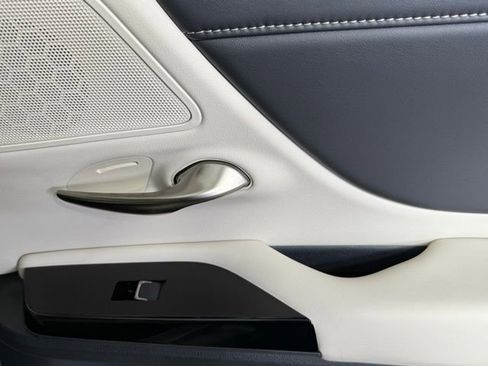 Used 2025 Lexus ES 300h w/ Premium Package image 32