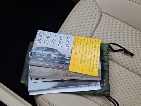 Used 2023 Jeep Grand Cherokee Limited w/ Luxury Tech Group II AWD/4WD image 28