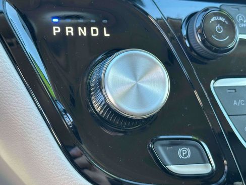 Used 2024 Chrysler Pacifica Touring-L image 25