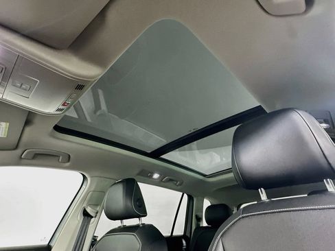 Used 2023 Volkswagen Tiguan SE w/ Panoramic Sunroof Package FWD image 11