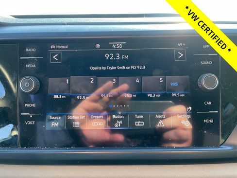 Certified 2022 Volkswagen Taos SE w/ Panoramic Sunroof Package image 25