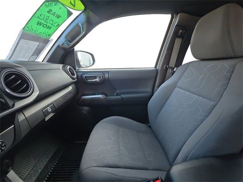 Used 2019 Toyota Tacoma TRD Sport image 11