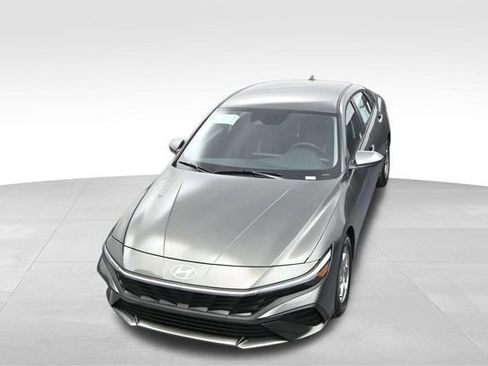Used 2025 Hyundai Elantra SE FWD image 23