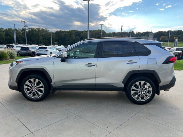 Used 2021 Toyota RAV4 XLE Premium AWD/4WD image 4