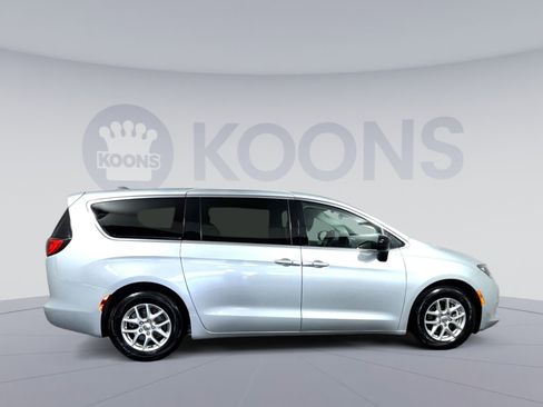 Used 2024 Chrysler Voyager LX FWD image 8