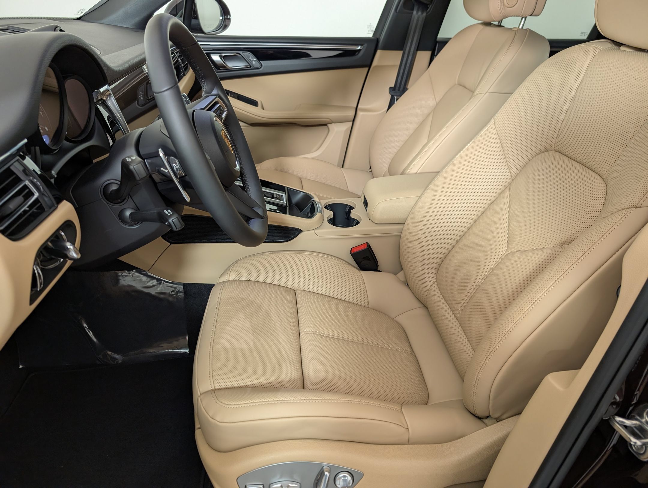 Used 2026 Porsche Macan AWD/4WD image 5