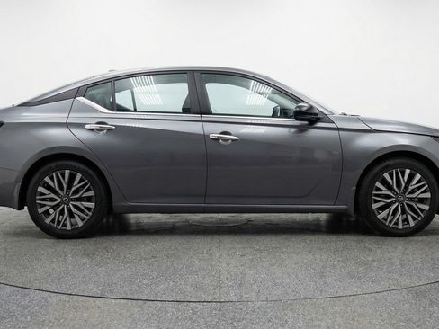 Used 2025 Nissan Altima 2.5 SV image 11