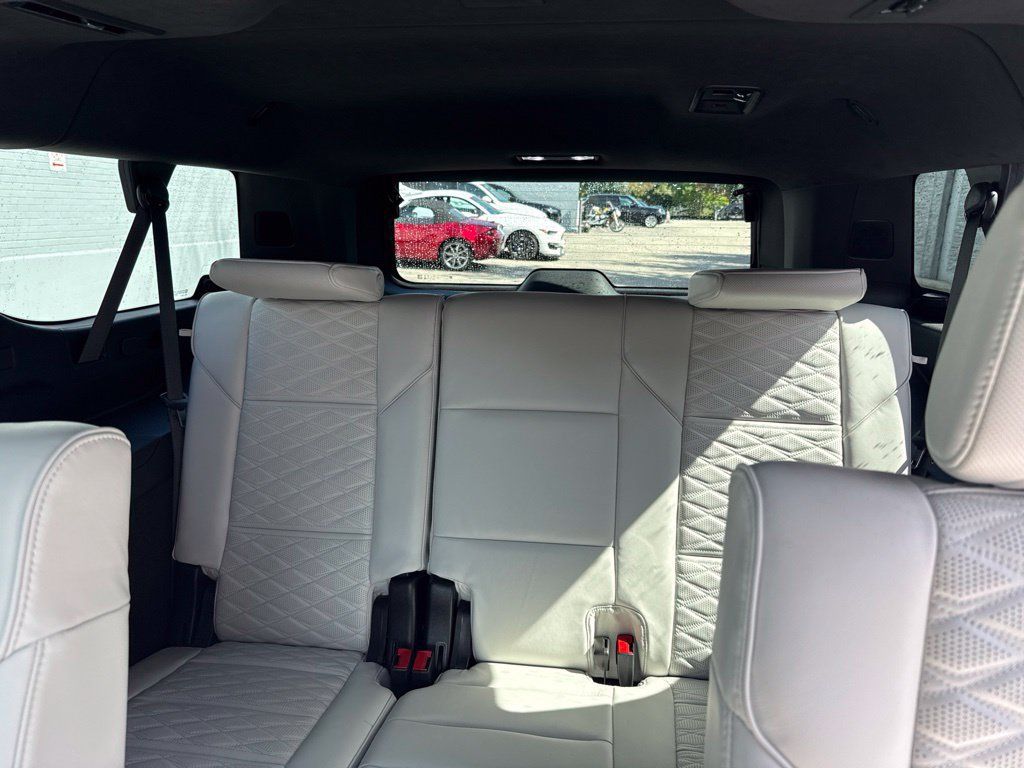Used 2026 Cadillac Escalade ESV Platinum Sport w/ LPO, ONYX Package AWD/4WD image 17