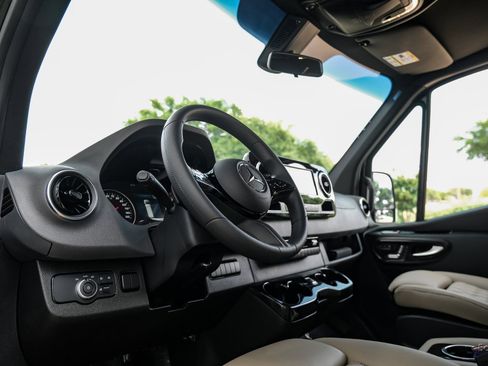 Used 2025 Mercedes-Benz Sprinter 2500 image 26