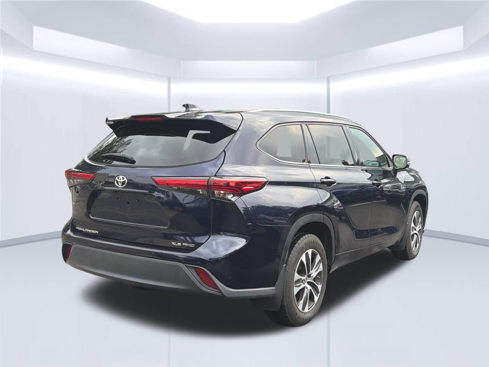 Used 2021 Toyota Highlander XLE AWD/4WD image 3