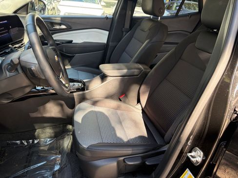 Used 2025 Chevrolet Trax LT w/ LT Convenience Package image 21