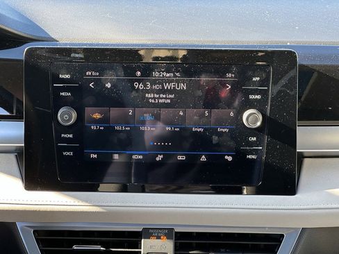 Used 2025 Volkswagen Taos SE w/ Panoramic Sunroof Package image 15