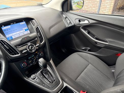 Used 2017 Ford Focus SEL w/ Cold Weather Package FWD image 17