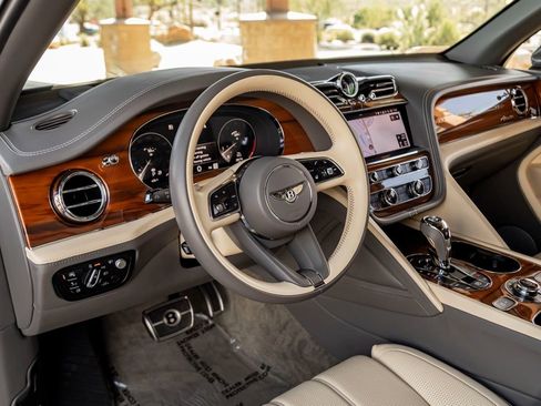 Certified 2023 Bentley Bentayga Extended Wheelbase image 20