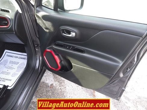 Used 2018 Jeep Renegade Trailhawk w/ Cold Weather Group II image 31