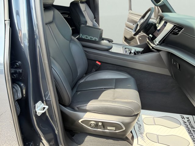 Used 2025 Jeep Wagoneer Series III w/ Premium Group I AWD/4WD image 36