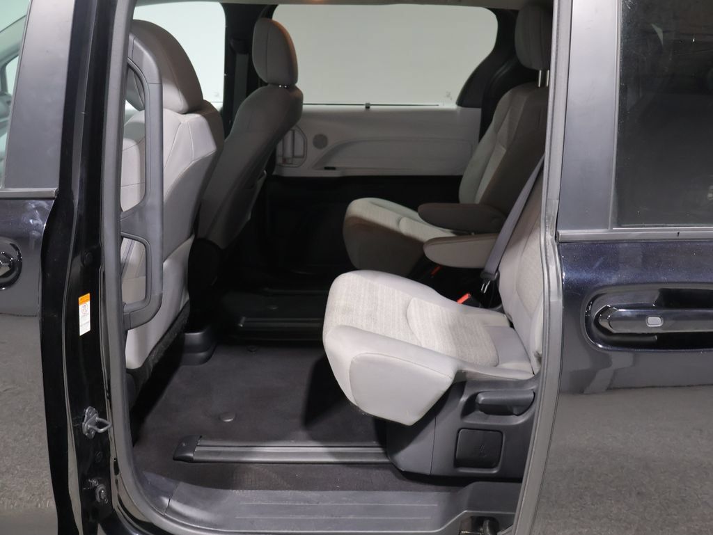 Used 2025 Toyota Sienna LE FWD image 16