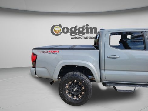 Used 2019 Toyota Tacoma TRD Sport AWD/4WD image 4