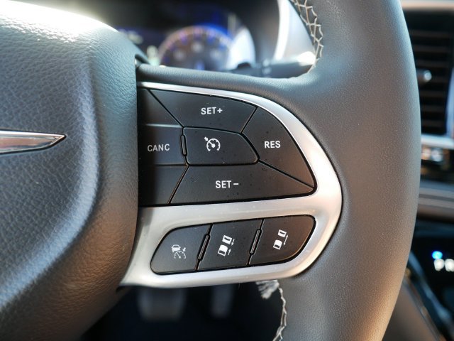 Used 2026 Chrysler Pacifica Limited FWD image 27