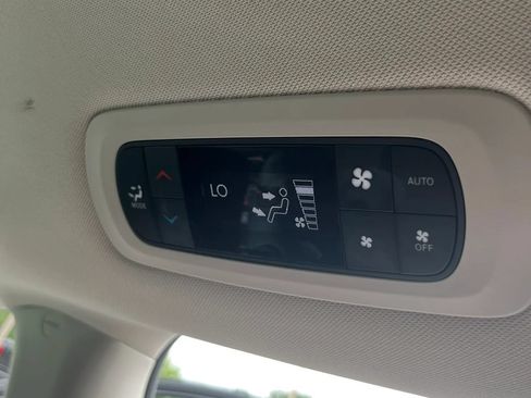 Used 2023 Chrysler Pacifica Touring-L FWD image 29