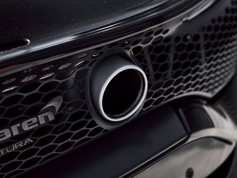 Used 2025 McLaren Artura Spider image 15