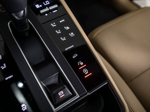 Used 2025 Porsche Macan AWD/4WD image 33