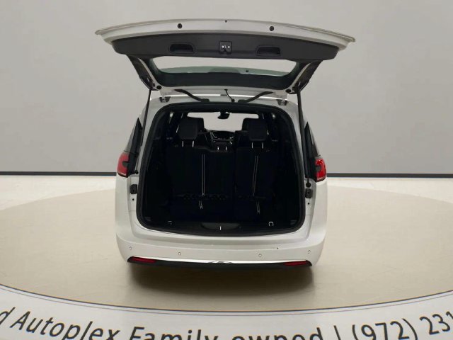 Used 2025 Chrysler Pacifica Select FWD image 90