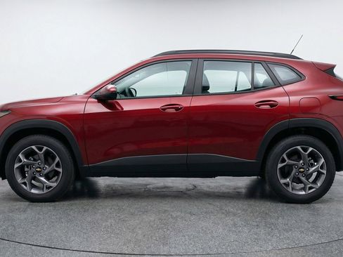 Used 2025 Chevrolet Trax LT w/ LT Convenience Package FWD image 5