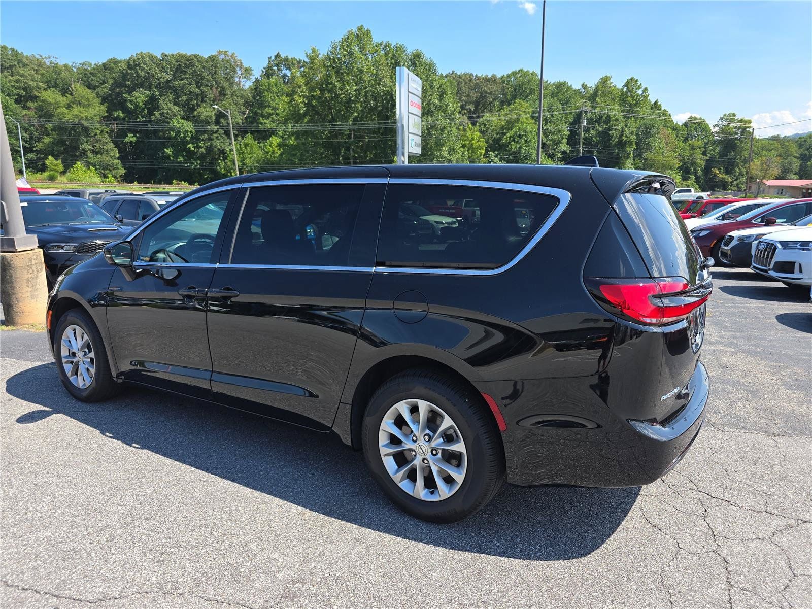 Used 2025 Chrysler Pacifica Select AWD/4WD image 5