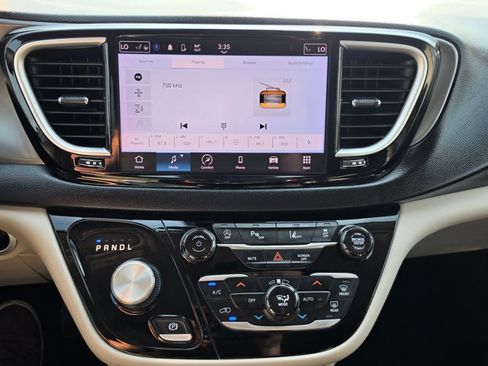 Used 2024 Chrysler Pacifica Touring-L FWD image 30