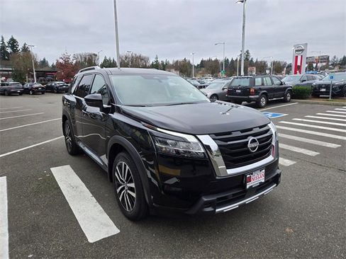 Used 2024 Nissan Pathfinder Platinum image 4