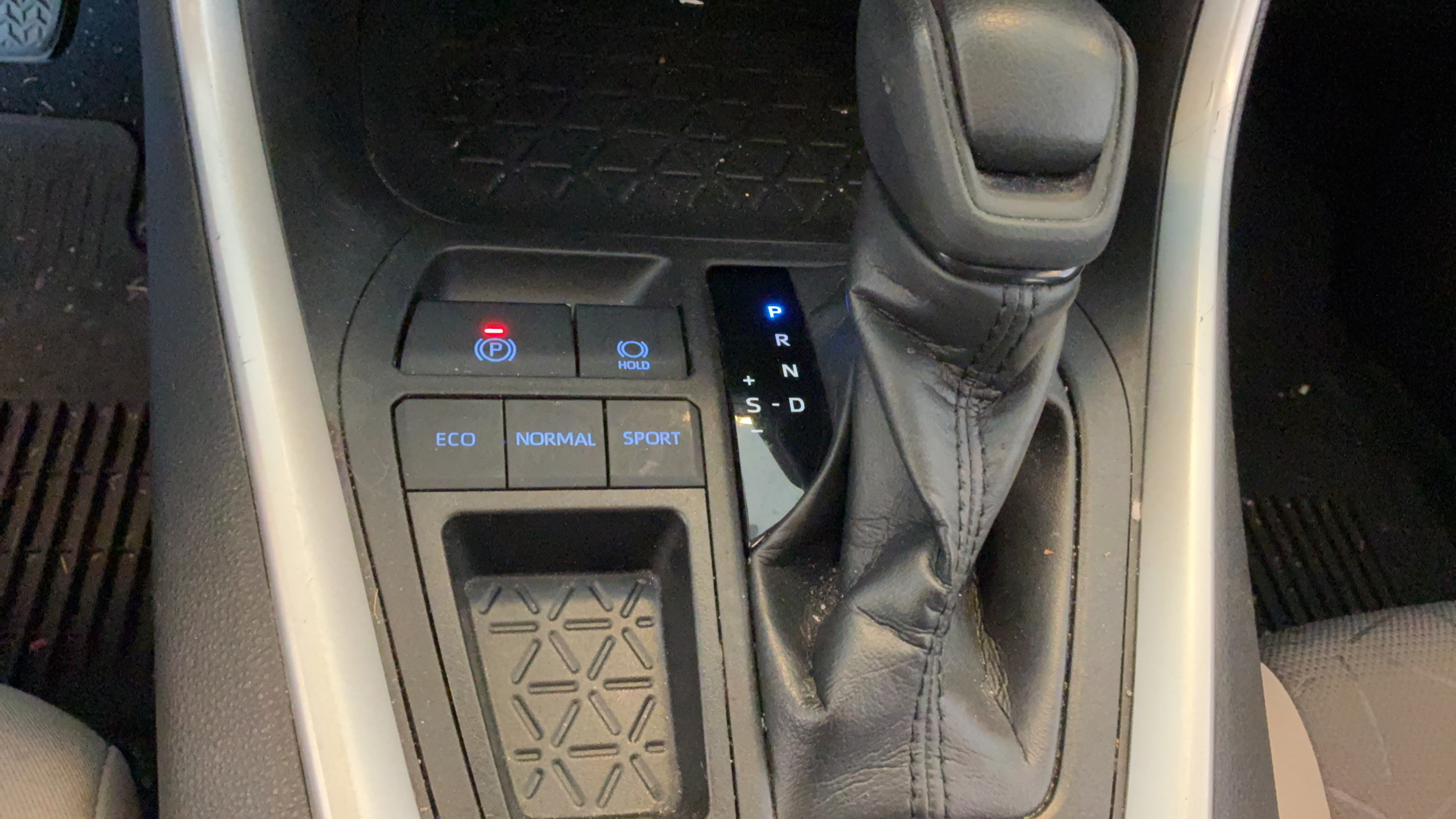 Used 2021 Toyota RAV4 XLE w/ Convenience Package FWD image 15
