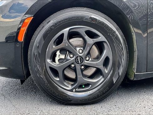 Used 2024 Chrysler Pacifica Premium FWD image 34