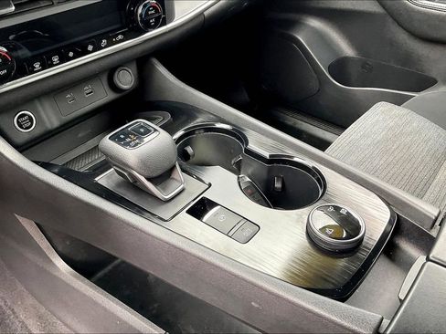 Used 2023 Nissan Rogue SV image 16