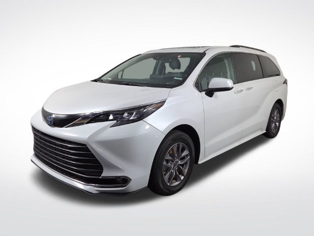 Used 2024 Toyota Sienna XLE FWD image 2