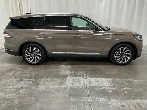 Used 2025 Lincoln Aviator 2WD image 2