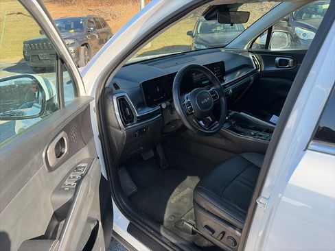Used 2024 Kia Sorento S image 10