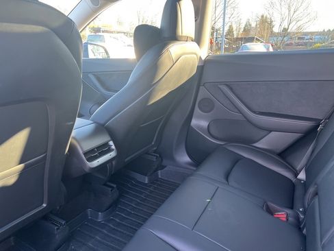 Used 2022 Tesla Model Y Long Range image 9