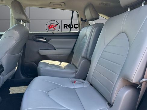 Used 2021 Toyota Highlander XLE AWD/4WD image 18
