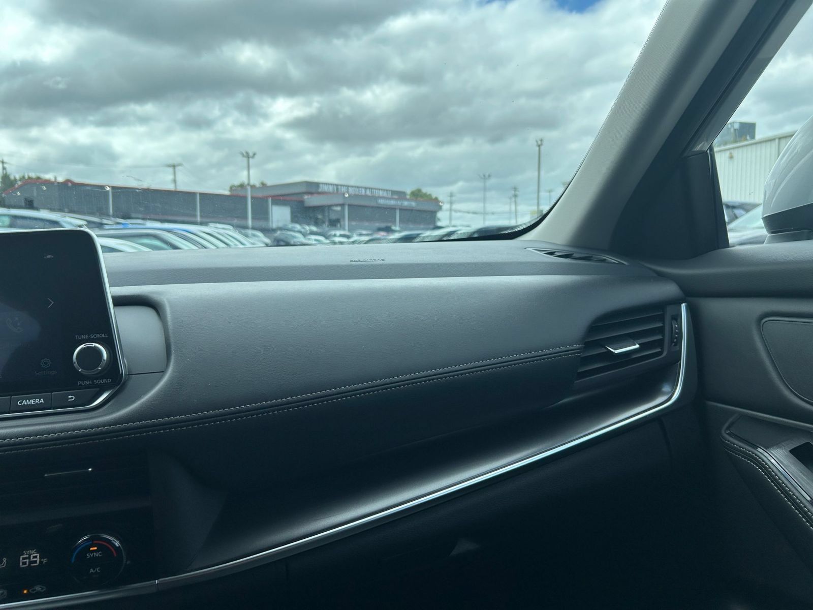 Used 2025 Nissan Rogue SV FWD image 30