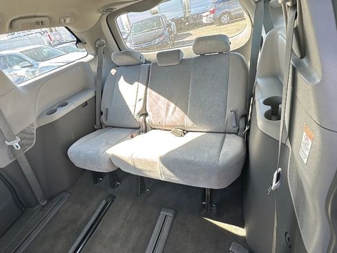Used 2016 Toyota Sienna L image 12