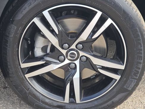 Used 2024 Volvo XC40 B5 Core AWD/4WD image 11
