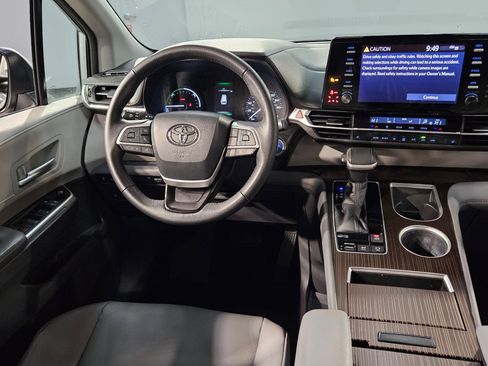 Used 2022 Toyota Sienna XLE image 9