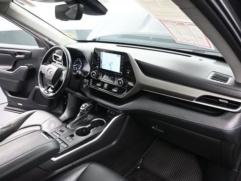 Certified 2021 Toyota Highlander XLE image 28