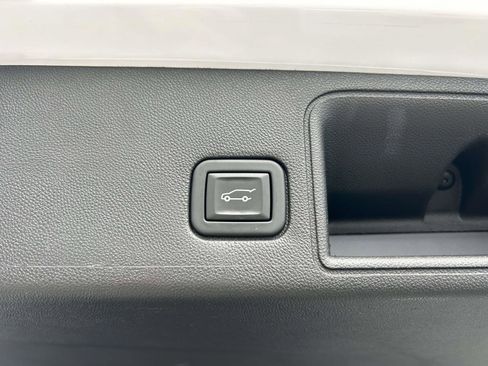 Used 2023 GMC Terrain SLT image 17