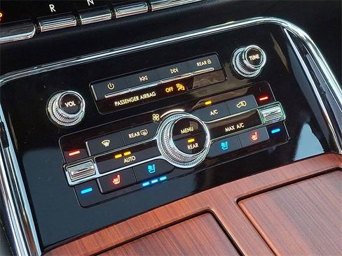 Used 2024 Lincoln Navigator Premiere image 16