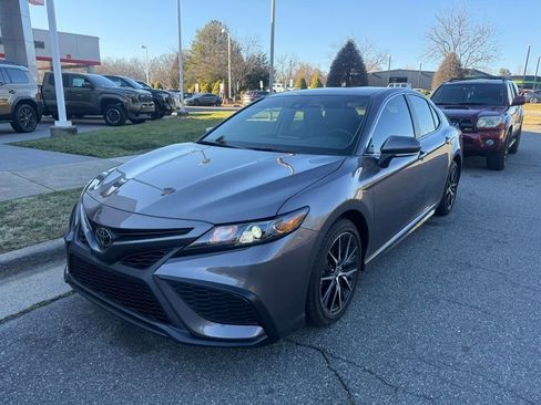 Used 2024 Toyota Camry SE image 3