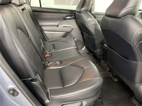 Used 2021 Toyota Highlander XLE image 10