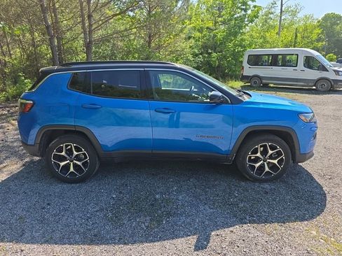 Used 2025 Jeep Compass Limited AWD/4WD image 2