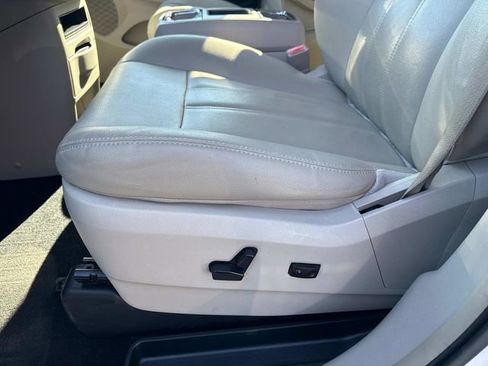 Used 2015 Chrysler Town & Country Touring image 25